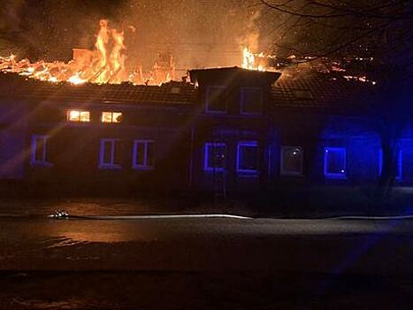 В Янтарном ночью сгорел восьмиквартирный двухэтажный дом (фото)