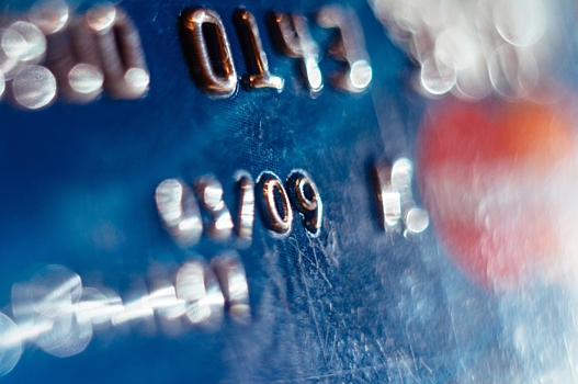 «Русский Стандарт» приступил к эмиссии дебетовой карты American Express Platinum