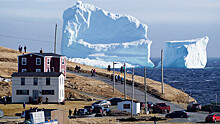 Туристы наблюдают парад льдов у острова Ньюфаундленд