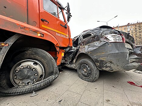 Самосвал протаранил припаркованные машины в Москве