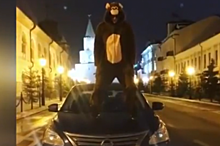 В Казани мужчина проехал на капоте автомобиля в костюме обезьяны