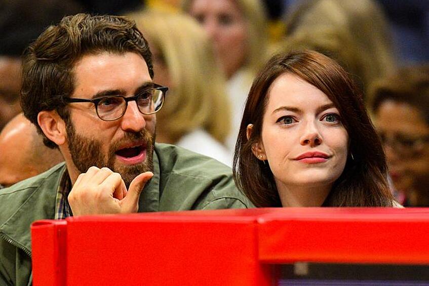 Несколько лет назад Эмма стала жертвой хакеров: злоумышленники взломали ее аккаунт в Twitter. Эту ситуацию Эмма восприняла как знак того, что лучше сохранять личное пространство от посторонних, и удалила страничку. Такой же позиции она придерживается и в отношении Instagram.