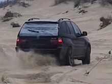Водитель черного BMW может лишиться прав после гонок по пляжам Анапы
