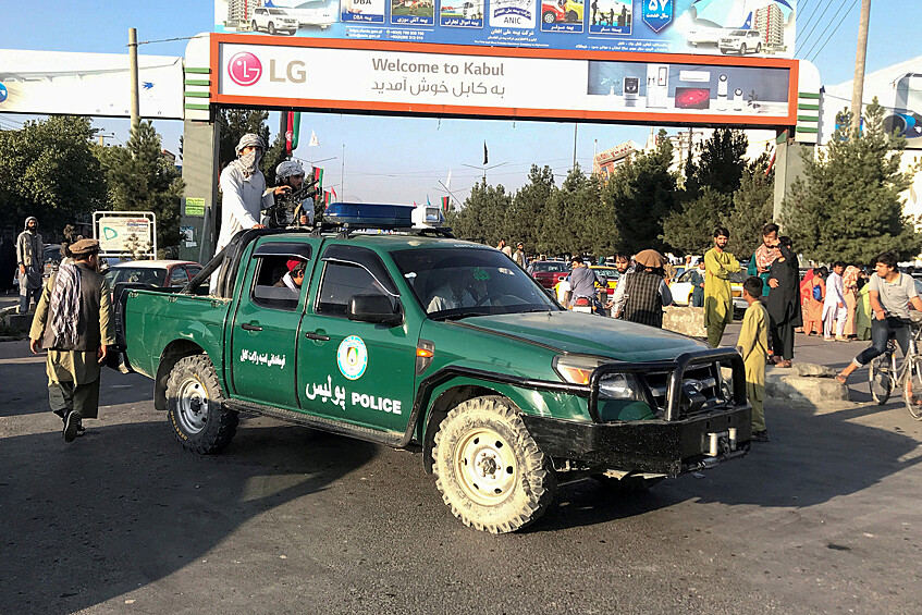 Боевики в полицейской машине у международного аэропорта Кабула, 16 августа 2021 года