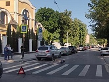 В Воронеже на пешеходном переходе автомобиль сбил двух подростков на одном самокате