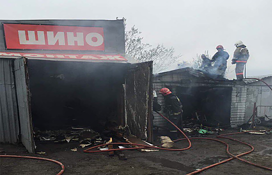 В Сургуте пожарные 20 минут тушили возгорание в шиномонтажке