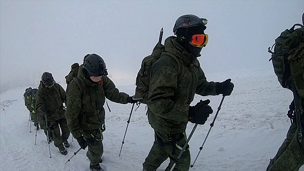 Бойцы ВС РФ совершили массовое восхождение на Эльбрус