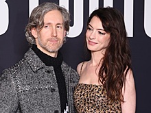 Энн Хэтэуэй с мужем посетила в Париже показ Valentino