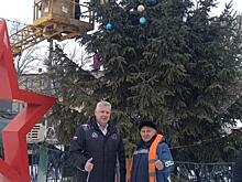 В Курске у кинотеатра Родина установили новогоднюю елку