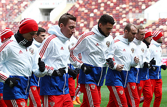 Футболисты сборной России провели тренировку в полном составе накануне матча с французами