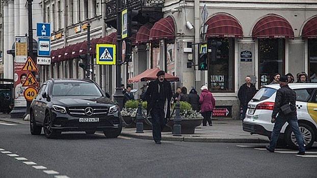 Не было другого выхода: Ургант оправдал парковку Боярского на встречной полосе в Петербурге