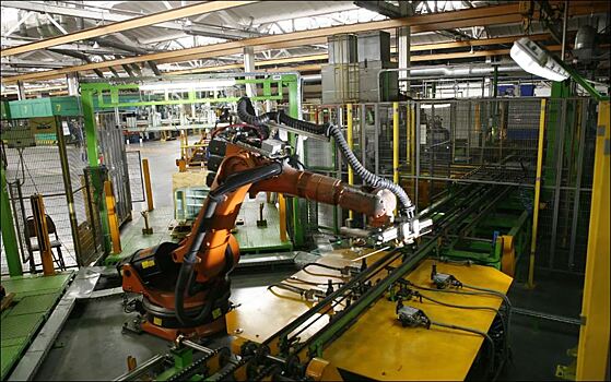 На Борском стекольном заводе работают «пишельцы и роботы»
