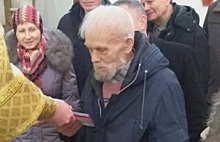 Волгоградский батюшка отдал знак 75-летия победы под Сталинградом забытому 99-летнему ветерану