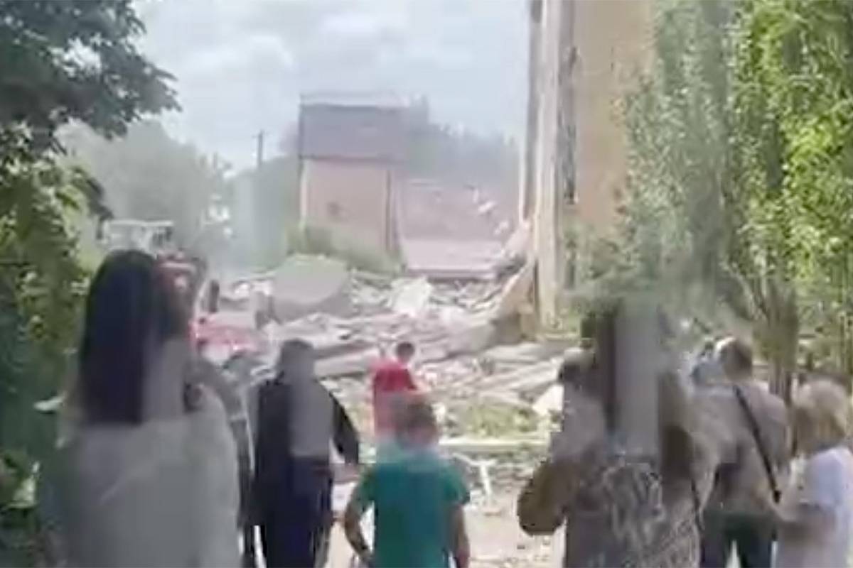 Часть жилого дома обвалилась из-за взрыва в российском городе