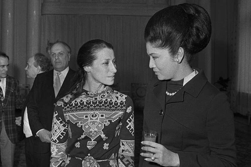 Народная артистка СССР, прима-балерина Государственного академического Большого театра Союза ССР Майя Плисецкая и супруга президента Республики Филиппины Фердинанда Маркоса Имельда Ромуальдес Маркос (слева направо) во время встречи в Москве, 16 марта 1972 года