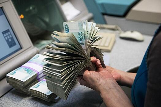 Сбер предупредил об оттоке триллионов рублей из банков