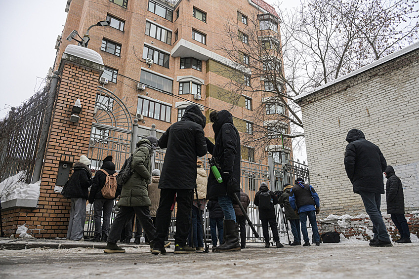 Журналисты собрались у дома в Хамовническом районе Москвы, где находится квартира Ларисы Долиной