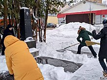 Школьники очистили от снега воинские захоронения в центре поселка Шаховская