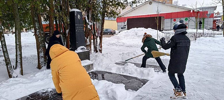 Школьники очистили от снега воинские захоронения в центре поселка Шаховская