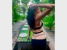 Дуа Липа поделилась фото в модном платье с торчащими стрингами