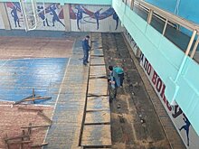 В нововятском спорткомплексе «Заря» начали менять покрытие зала