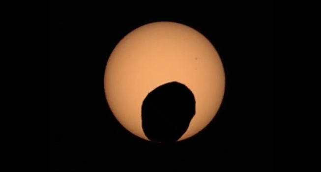 Марсоход NASA заснял солнечное затмение с Фобосом