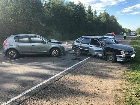 На подъезде к Кирову водитель «четырнадцатой»  вылетел на встречку и протаранил «Сандеро»