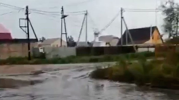 Дороги превратились в реки: Барнаул затопило из-за сильных дождей