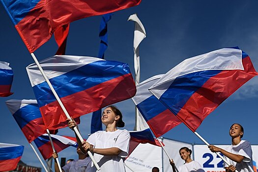 В Госдуме призвали изменить флаг России