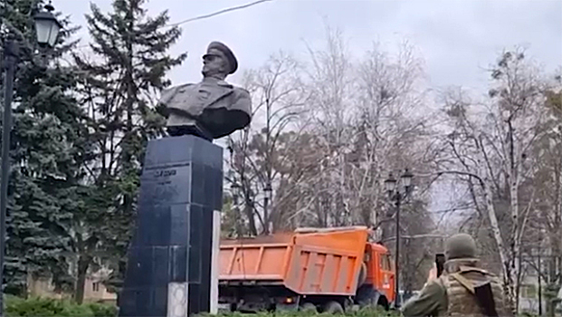 Националисты снесли памятник Жукову в Харькове