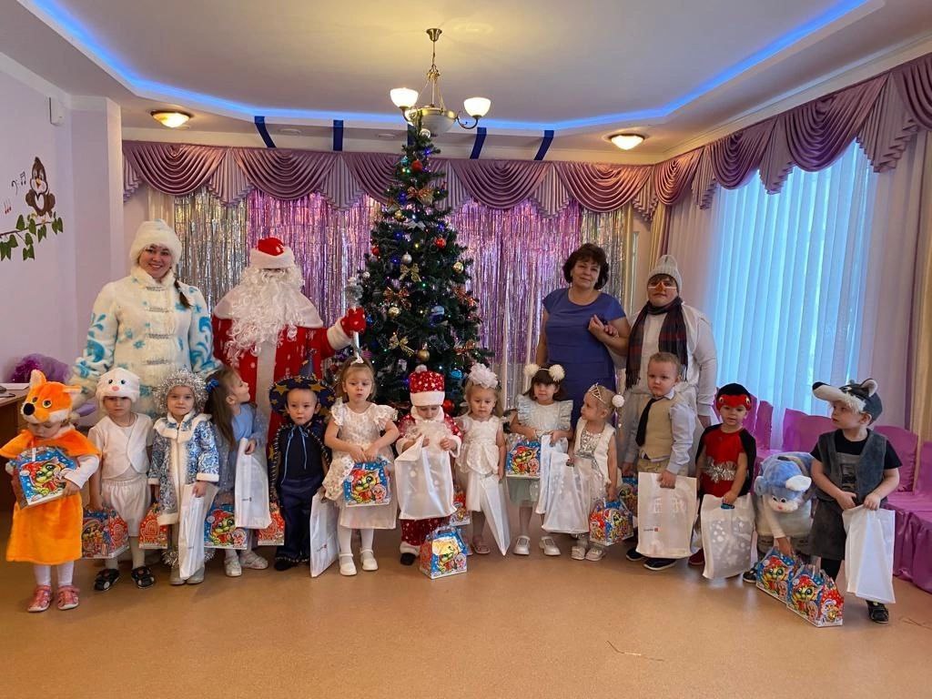 Детсадовцы получили новогодние подарки от областного парламентария