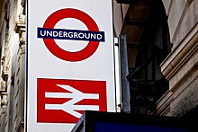 Пассажиров лондонского метро заставили в полной темноте идти по рельсам пешком