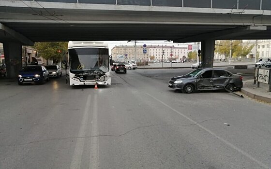 В центре Волгограда автобус протаранил легковушку