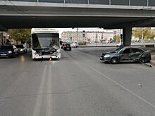 В центре Волгограда автобус протаранил легковушку