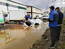 В Музыкальном микрорайоне Краснодара такси утонуло в луже