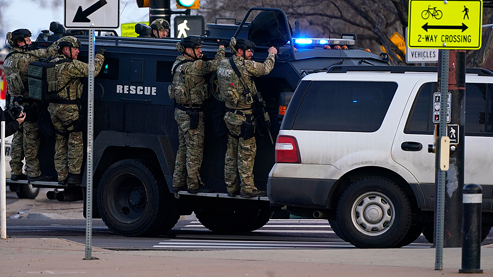 Тактическое подразделение полиции на месте стрельбы в супермаркете King Soopers в Боулдере, штат Колорадо, 22 марта 2021 года