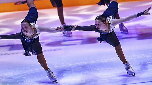 Юные фигуристы из Лабытнанги провели показательные выступления ко Дню народного единства
