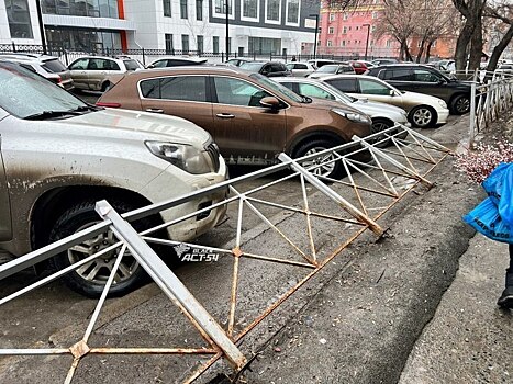 Ржавый забор обрушился на припаркованные автомобили на улице Крылова в Новосибирске
