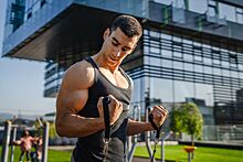 4 лучших упражнения на грудь с резинкой для мужчин: комплекс тренировок
