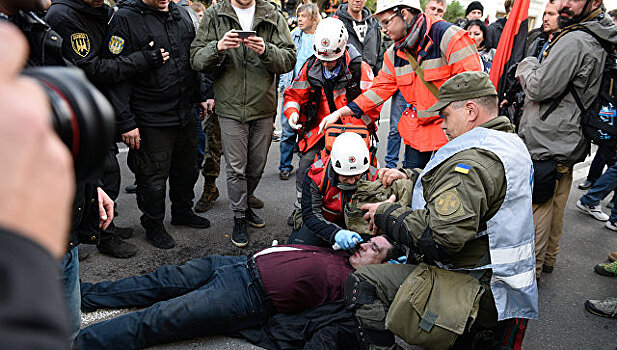 Силовиков избили во время митинга у Рады