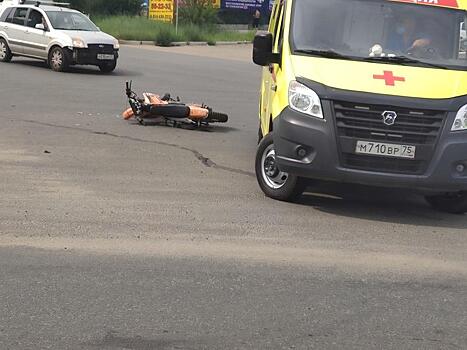 Мотоциклиста доставили в больницу после ДТП на ул. Шилова - видео