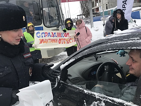 Женский патруль поздравил нижегородских автолюбителей