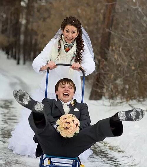 Зимние забавы становятся еще одной оригинальной идеей для свадебного фотографа. На снимке выше веселая невеста везет на санках озорного жениха, да так, что он едва держится на месте. Вот она, настоящая зимняя свадьба во всей красе!  