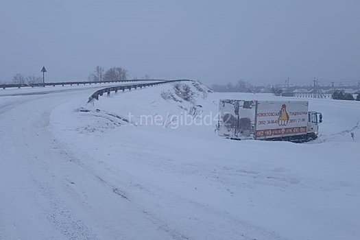 Грузовик птицефабрики застрял в кювете на кузбасской трассе