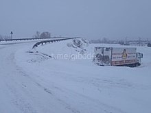 Грузовик птицефабрики застрял в кювете на кузбасской трассе