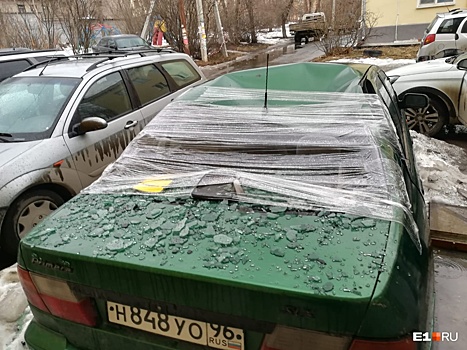 Смяла крышу и разбила стекло: на Вторчермете глыба льда упала на Nissan