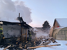 В Свердловской области сотрудник МЧС и очевидец спасли людей из пожара