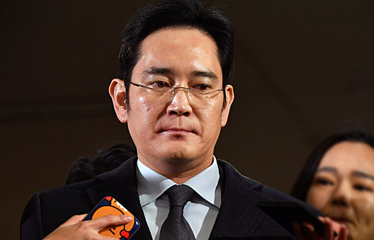 Главу Samsung приговорили к 2,5 годам тюрьмы за взятку