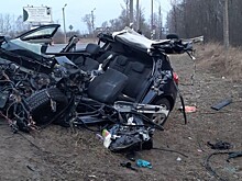 В лобовом столкновении легковушки и автобуса погиб человек