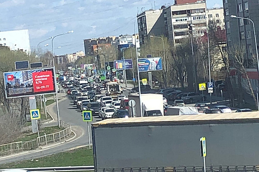 Тюменцы жалуются на километровые пробки перед праздниками